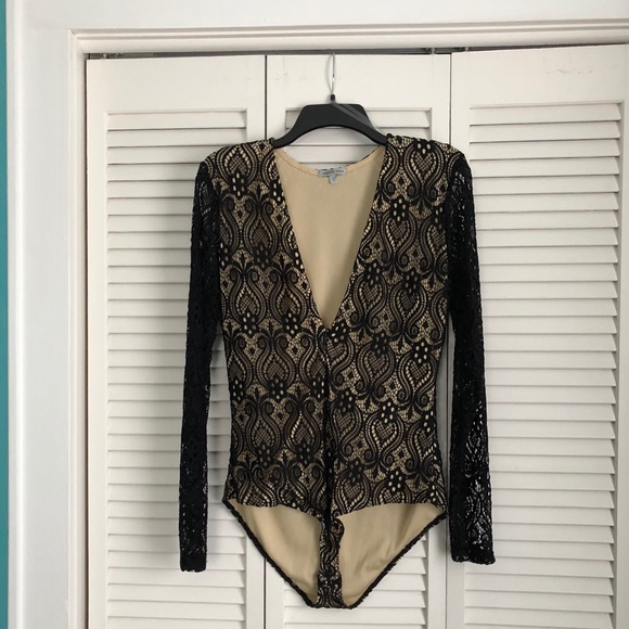 ❌[SOLD]❌ NEVER BEEN WORN- deep lace v-neck - Picture 3 of 4